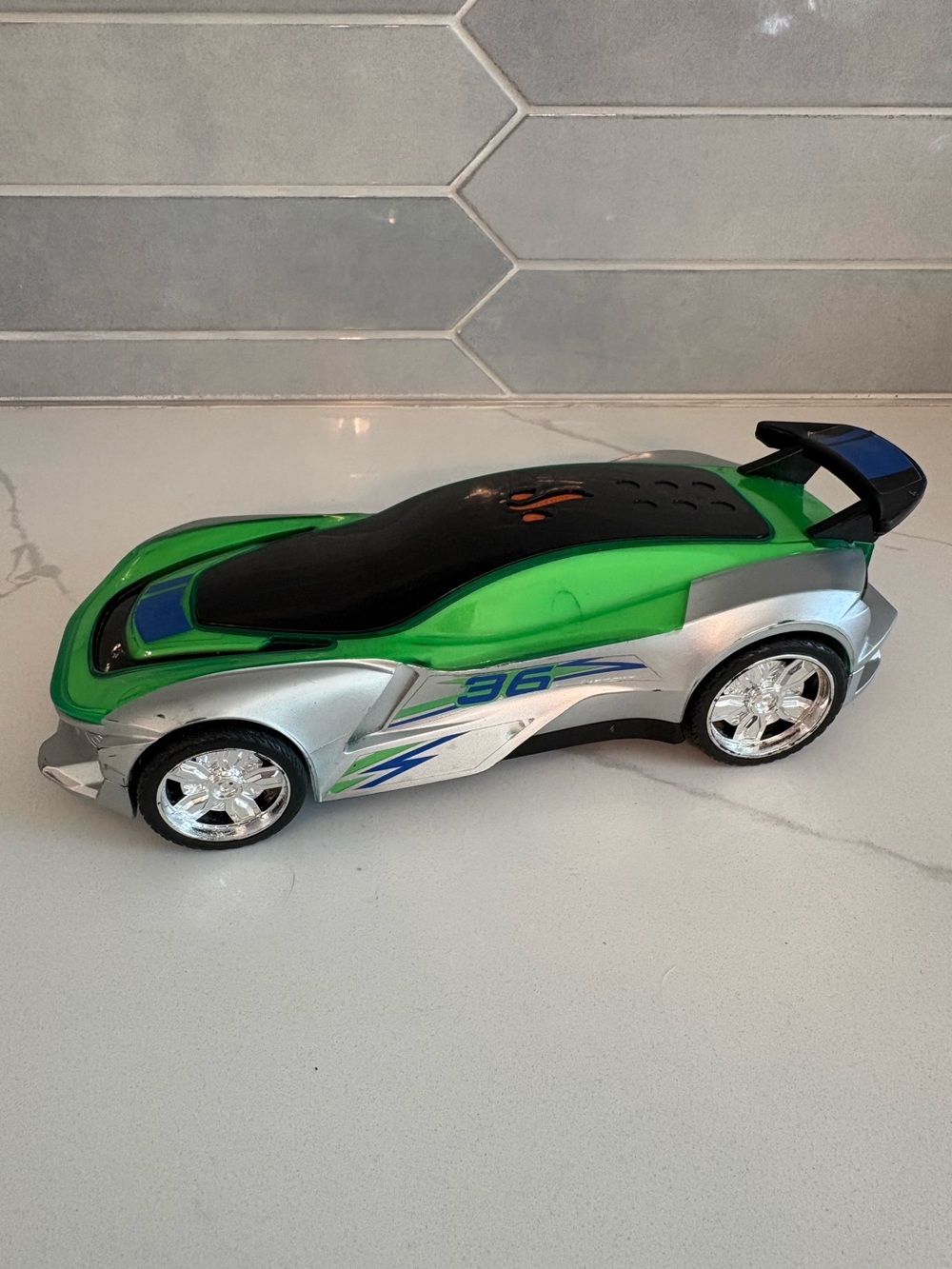 Hot Wheels Color Crashers Gazella R Light & Sound Toy Car